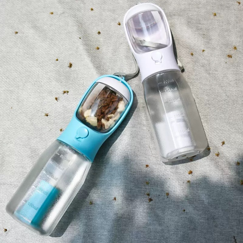 Botella de agua portátil con comedero para perros en color blanco y azul